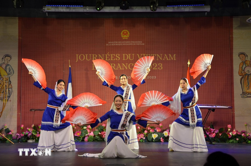 Chương trình nghệ thuật “Sắc màu mùa Xuân” quảng bá văn hóa Việt Nam tại Pháp